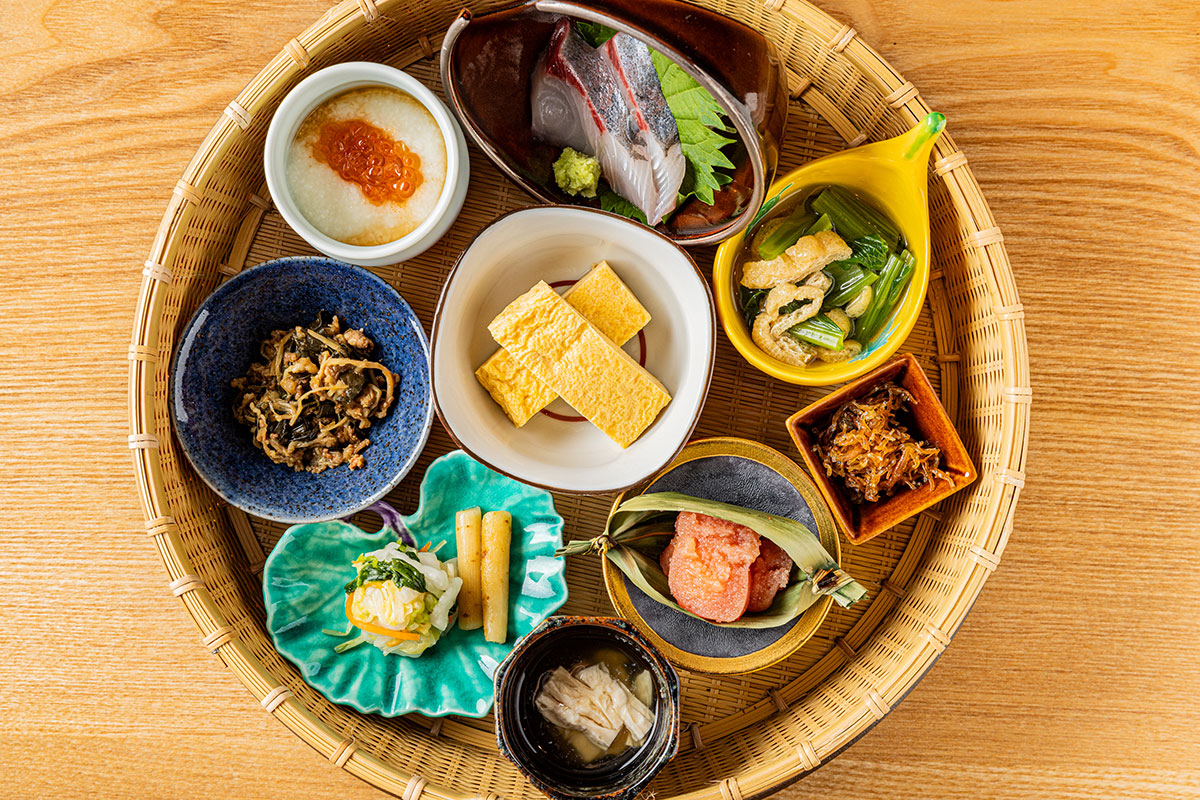 囲炉裏ダイニングでいただく、みささの和朝食